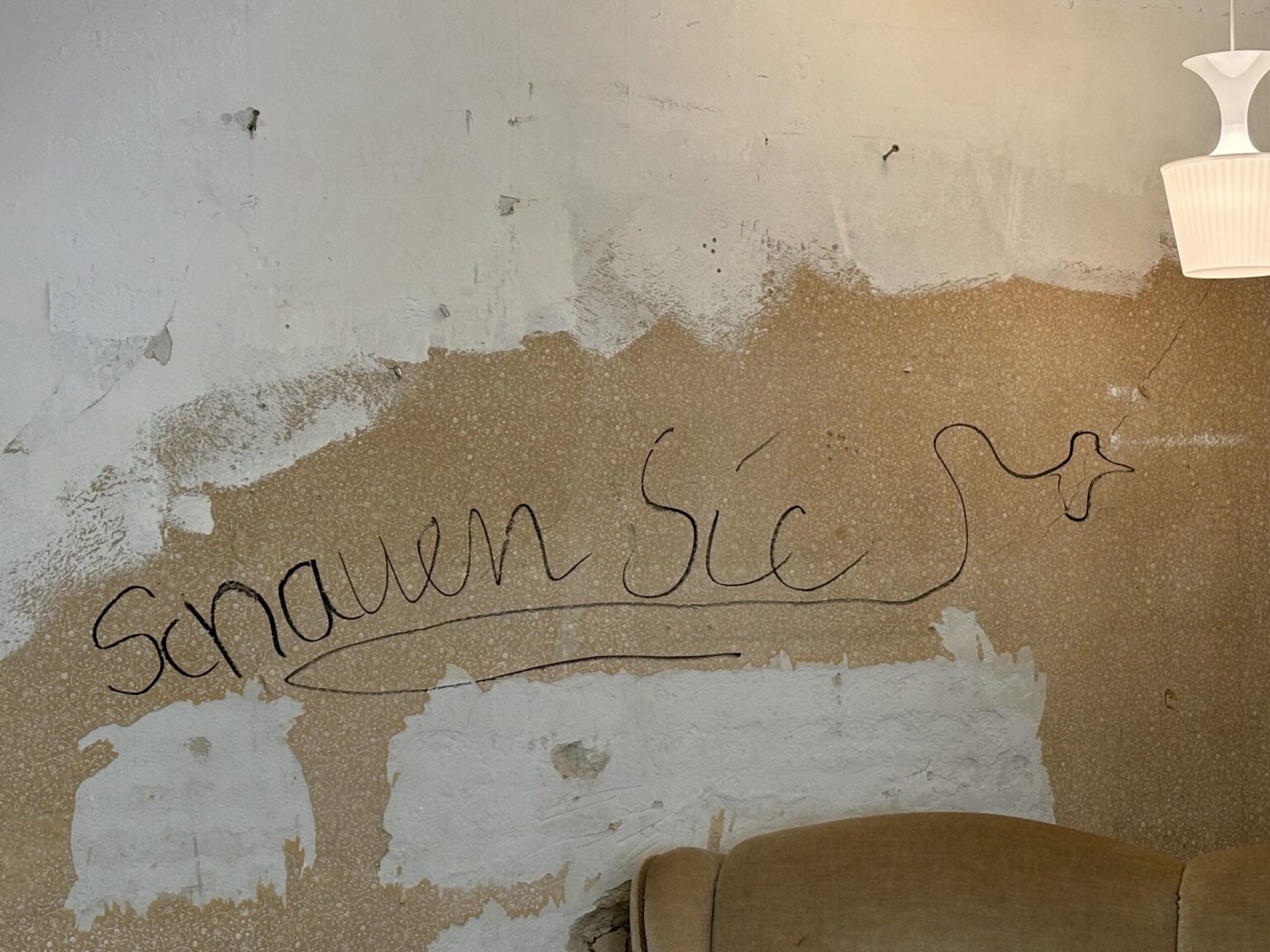 Bild von Wand mit Schriftzug "Schauen Sie"