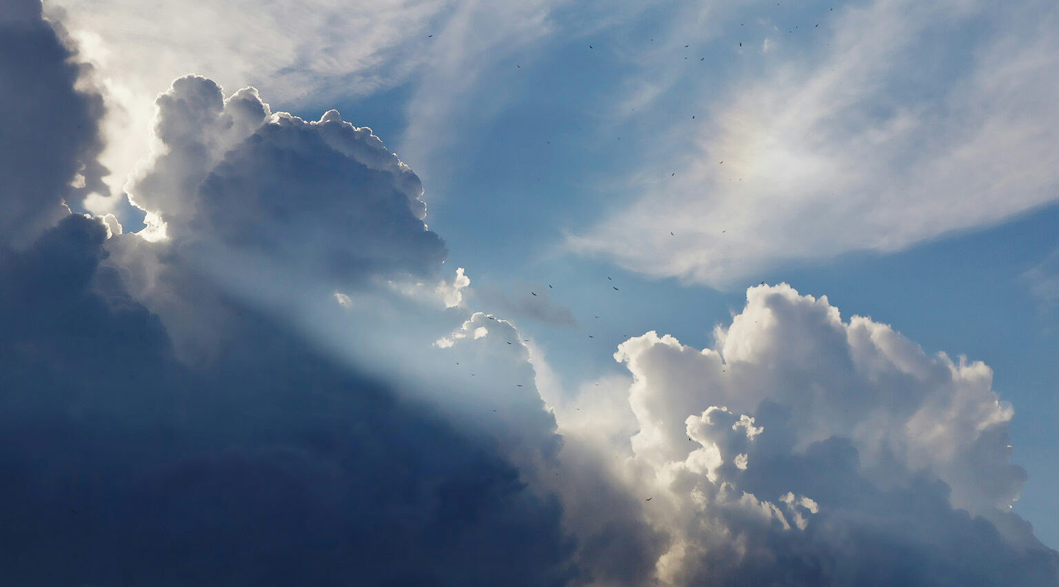 Himmel mit Wolken und Sonnenschein